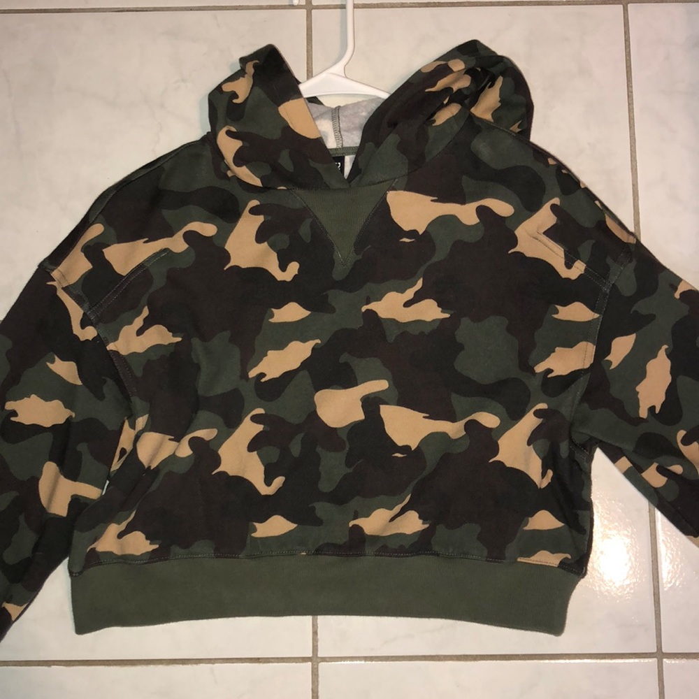 Cropped camo hoodie